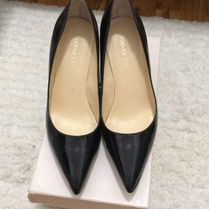 Black patent pointy pumps